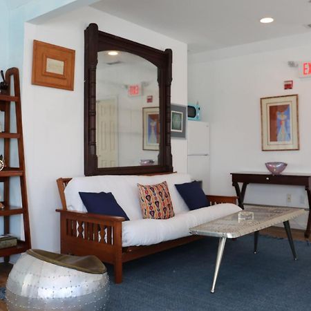 Tavern On The Bay Hotel - Frank Sinatra Suite Somers Point Exterior photo