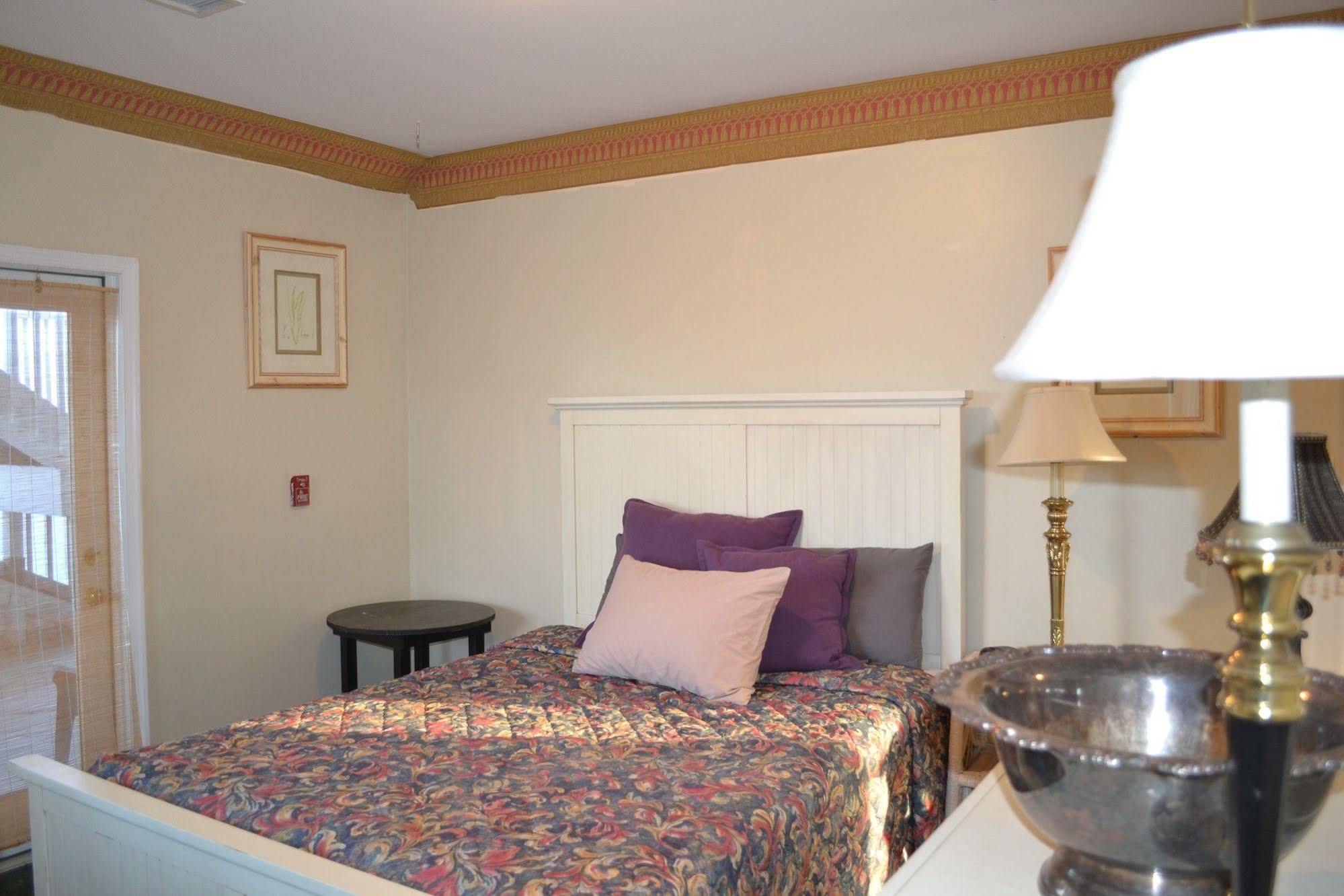 Tavern On The Bay Hotel - Frank Sinatra Suite Somers Point Exterior photo